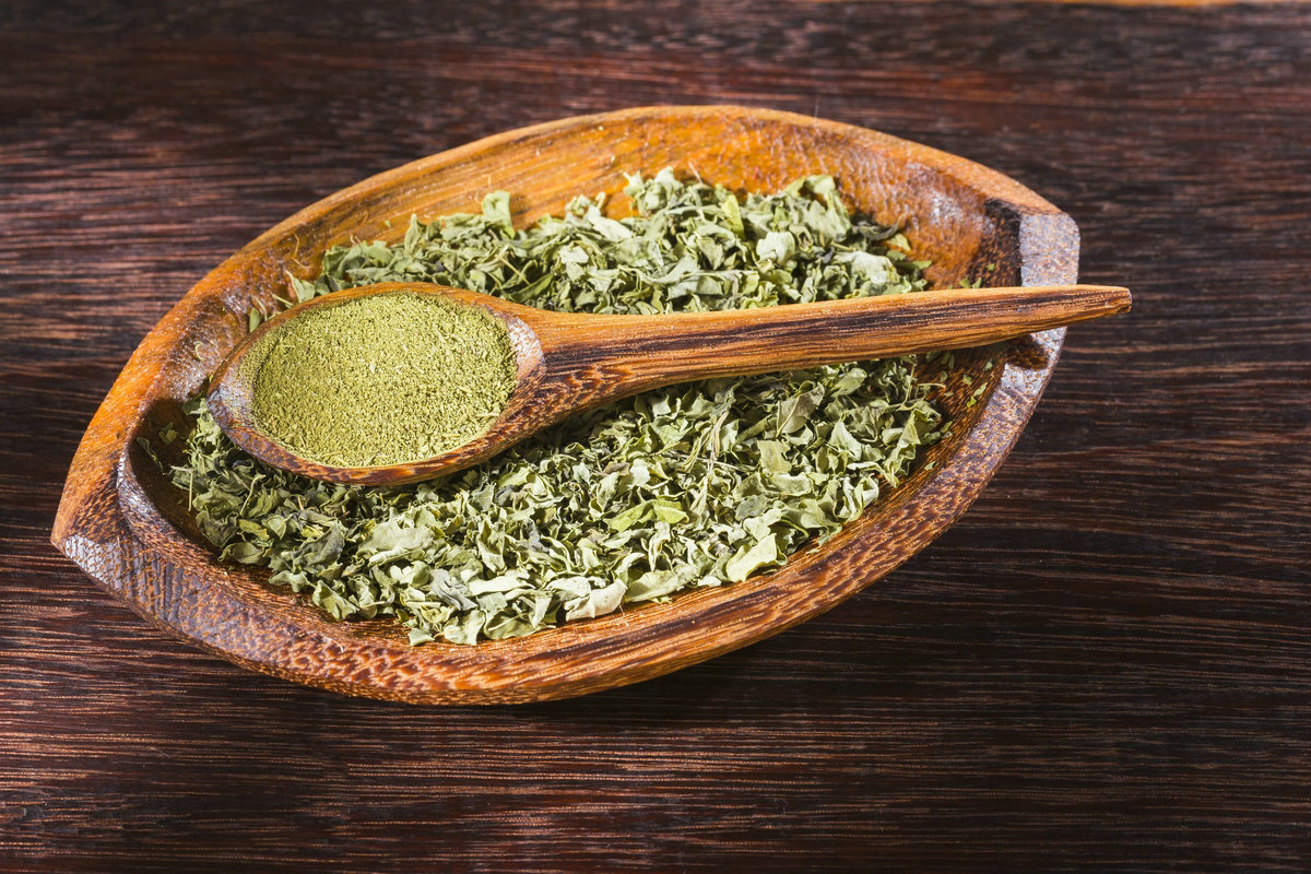 dried leaves and moringa powder on the table, Moringa oleifera